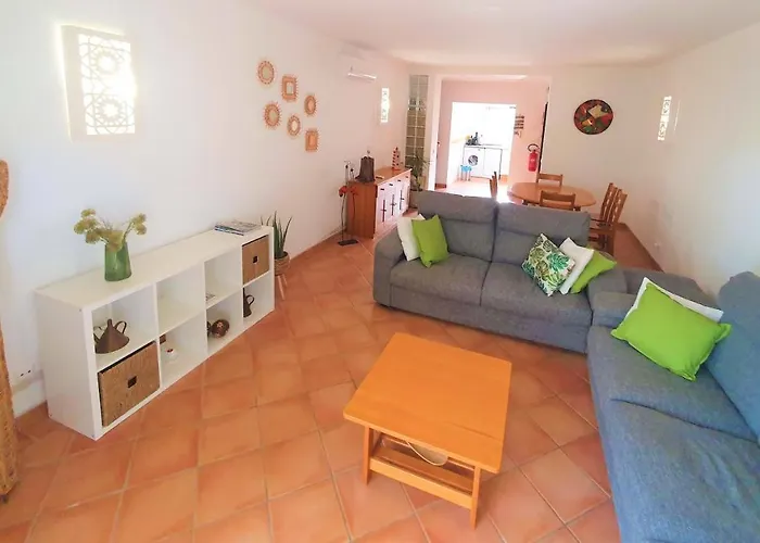 2 Bedroom Groundfloor Swimming Pool Apartment *