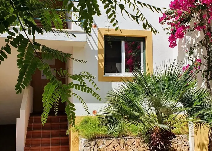 2 Bedroom Groundfloor Swimming Pool Apartment