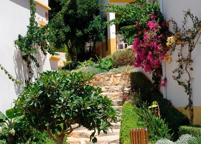 2 Bedroom Groundfloor Swimming Pool Apartment *